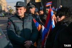 Ljudi mašu ruskim i jermenskim zastavama dok je Jerevan bio domaćin sjednice Vijeća sigurnosti Organizacije za kolektivnu sigurnosti 23. novembra 2022.