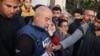 Šef ureda Al Jazeere u Gazi Wael Al-Dahdouh na sahrani sina Hamze Waela Dahdouha, novinara televizijske mreže Al Jazeera, 7. januara 2024.