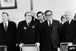 Državi sekretar SAD Henri Kinsindžer na sastanku u Moskvi s generalnim sekretarom Komunističke partije Sovjetskog Saveza Leonidom Brežnjevim i sovjetskim ministrom spoljnih poslova Andrejom Gromikom, 21. januar 1976.