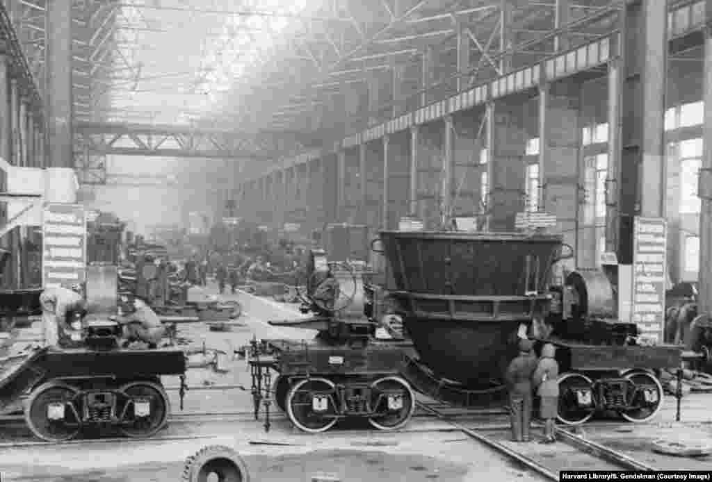 Машиностроительный завод в Краматорске был построен в 1890-х годах и расширен советским правительством в 1934-м. На протяжении многих десятилетий он оставался одним из крупнейших производителей тяжелого и специального оборудования в Европе, работая даже во время войны в Донбассе в 2014-2022 годах. Окончательно работа предприятия была остановлена после начала полномасштабного российского вторжения в Украину.