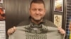 Головнокомандувач Збройних сил України Валерій Залужний тримає відтворену сорочку Степана Бандери. Сорочку за світлиною відтворив проєкт «Вишивка в одязі видатних українців» 