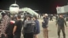 Толпа на взлетно-посадочной полосе аэропорта в Махачкале в Дагестане 