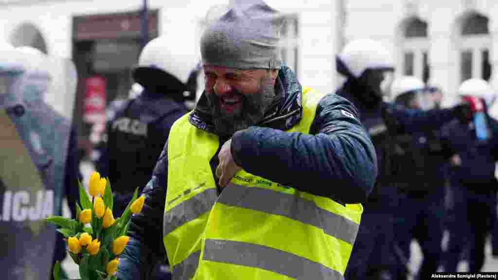 Muškarac nakon što je poprskan biber sprejom tokom protesta. Inicijativa EU "Zeleni dogovor" uključuje ambiciozne ciljeve koji među kojim su dvostruko manju upotrebu pesticida i smanjenje upotrebe đubriva u poljoprivredi za 20 posto do 2030. godine.