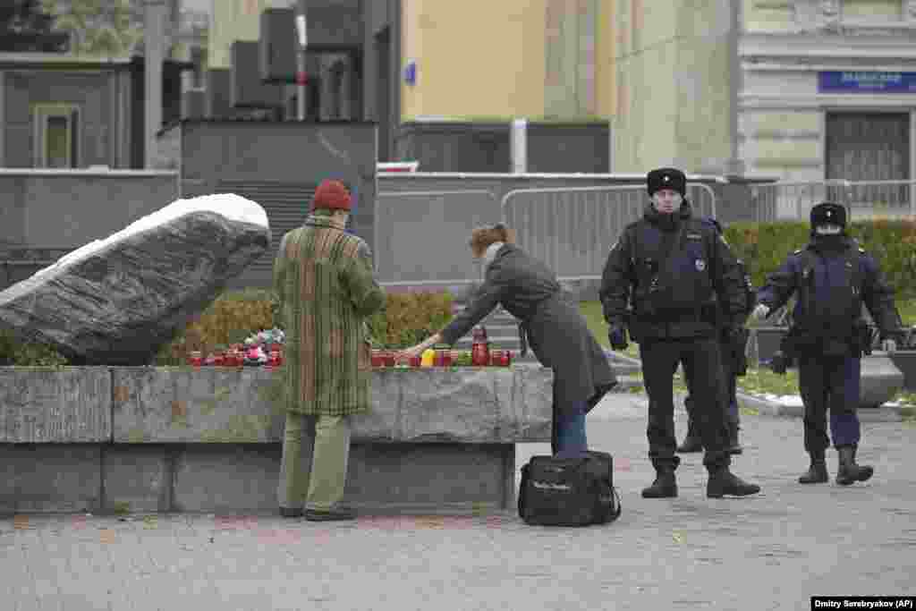 Grupa za ljudska prava Memorijal saopštila je da su dva policijska vagona bila parkirana u blizini spomenika Solovetski kamen i da je samo grupama od tri ili manje ljudi bilo dozvoljeno da prođu. "Prvi put, možda, kada smo došli do Soloveckog kamena, vidjeli smo da je trg ograđen. Danas je takav odnos prema sjećanju na žrtve represije. Da ne skupimo više od tri - izgleda kao ruganje sećanju na žrtve", rekao je veteran branitelja ljudskih prava Jan Račinski.