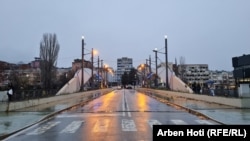 Glavni most u Mitrovici koji deli taj grad na Severnu Mitrovicu i Južnu Mitrovicu, 12. decembar 2022.
