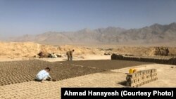 ارشیف: په کاپیسا کې د خښتو یوه بټۍ. په افغانستان کې د لوړ عمر لرونکو کارګرانو ترڅنګ افغان ماشومان هم په درنو کارونو بوخت دي.