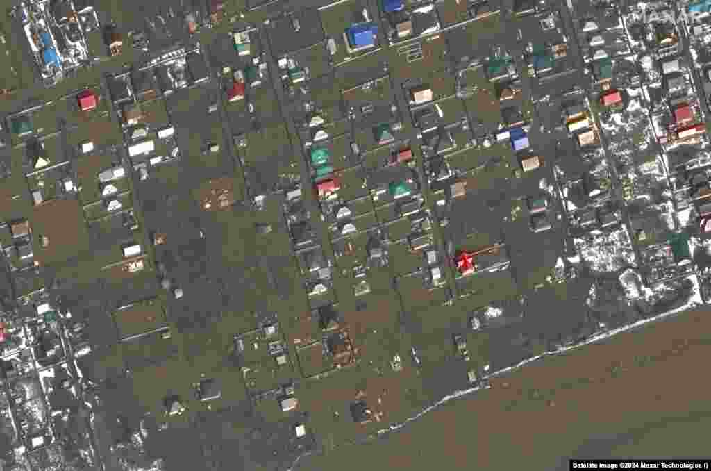 U Orenburgu, gradu sa više od pola miliona stanovnika, udaljenom oko 1.200 kilometara od Moskve, poplavljene su stotine domova. Evakuirano je najmanje 7.700 osoba, s obzirom na to da je rijeka Ural porasla iznad kritičnog nivoa od 9,3 metra. 