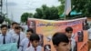 په پاړه چینار کې د جون پر لومړۍ نېټه زده کونکي د تري منګل قربانیانو لپاره احتجاج کوي.