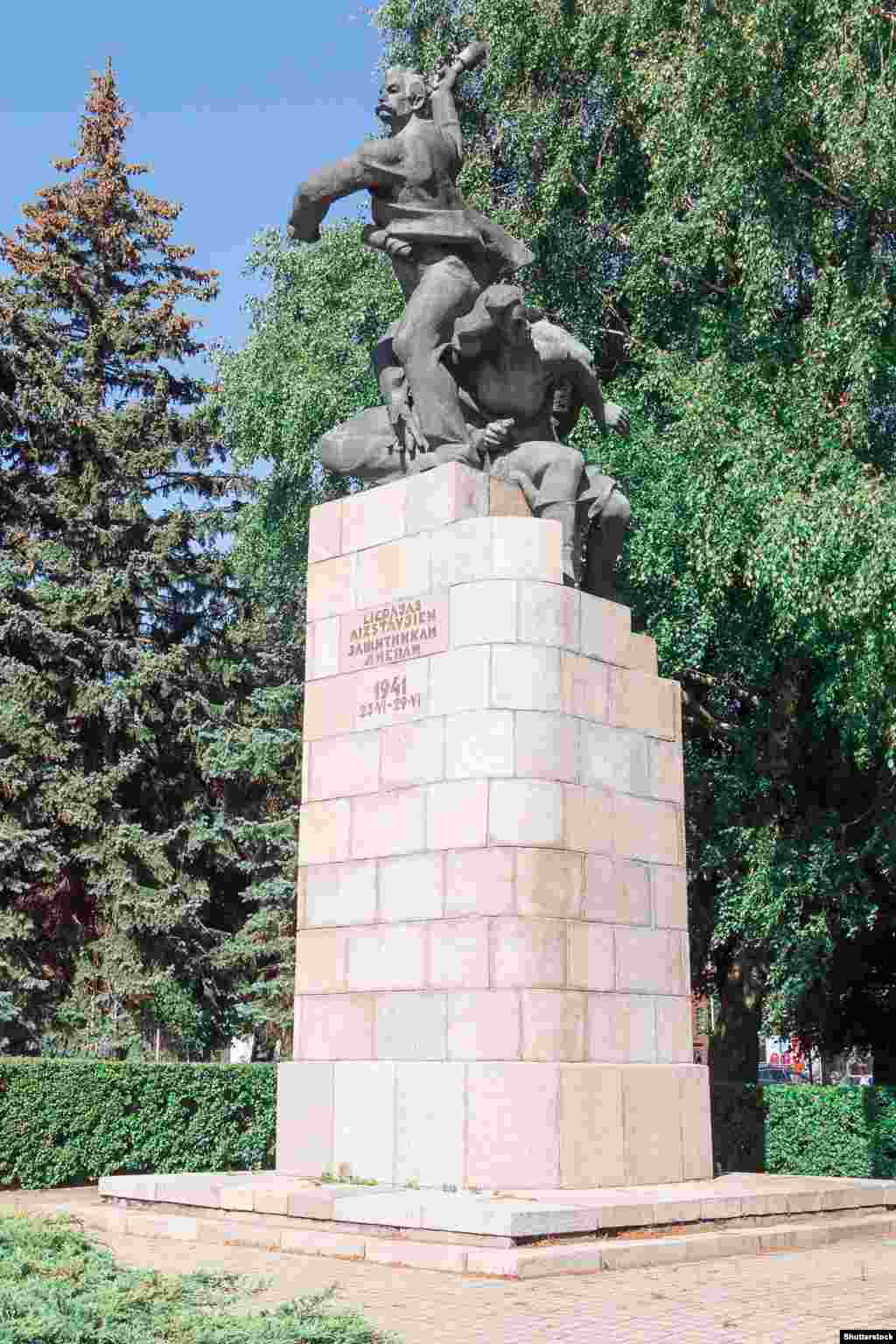 Паметникът на Защитниците на Лиепая в Западна Литва. Статуята, наричана още "хвърляча на граната", показва работник, който се бие срещу нацистката инвазия през 1941 г. заедно със съветски моряк и парамедик. Монументът беще свален през октомври 2022 г. Снимката е от септември 2022 г.
