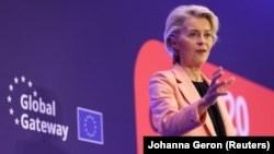 Predsjednica Evropske komisije Ursula von der Leyen obraća se na forumu EU Global Gateway 25. oktobra u Briselu.