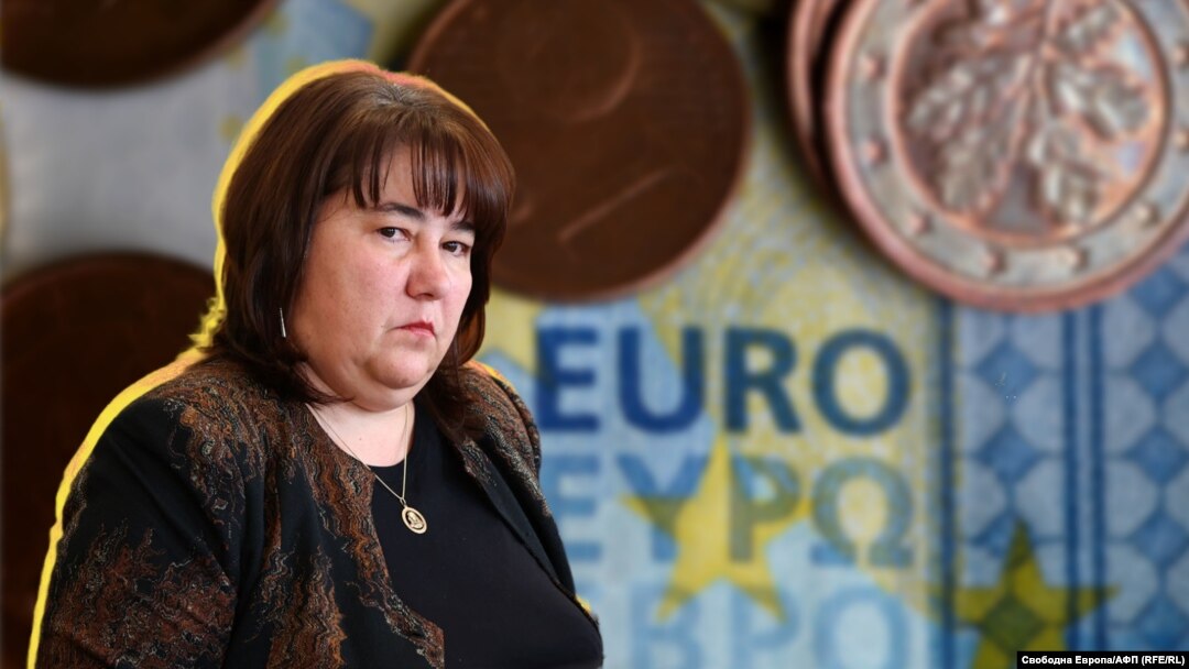 Финансовият министър Росица Велкова. На фона са банкноти и монети евро. Колаж
