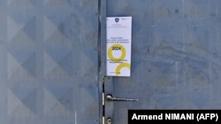 Informativni letak o popisu stanovništva postavljen na vrata jedne kuće u Prištini. 5. 4. 2024.