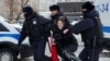 ​​​​​​​Policija je privela ženu tokom skupa u znak sjećanja na ruskog opozicionog lidera Alekseja Navaljnog kod spomenika "Zid žalosti žrtvama političke represije", u Moskvi 17. februara 2024.