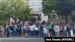 Skup podrške inspektorima Odeljenja za suzbijanje narkotika beogradske policije Dušanu Mitiću i Slobodanu Milenkoviću koji su otkrili plantažu marihuane na imanju "Jovanjica" ispred zgrade Specijalnog suda u Beogradu, 11. jul 2023. 