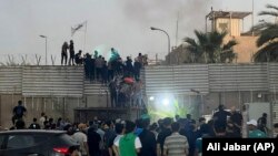 په بغداد کې اعتراض کوونکو تر برید وروسته د سویډن سفارت ته اور ورته کړی دی.