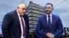Colaj cu fostul premier Boyko Borisov și jurnalistul Anton Hekimian pe fundalul clădirii bTV din Sofia, Bulgaria.