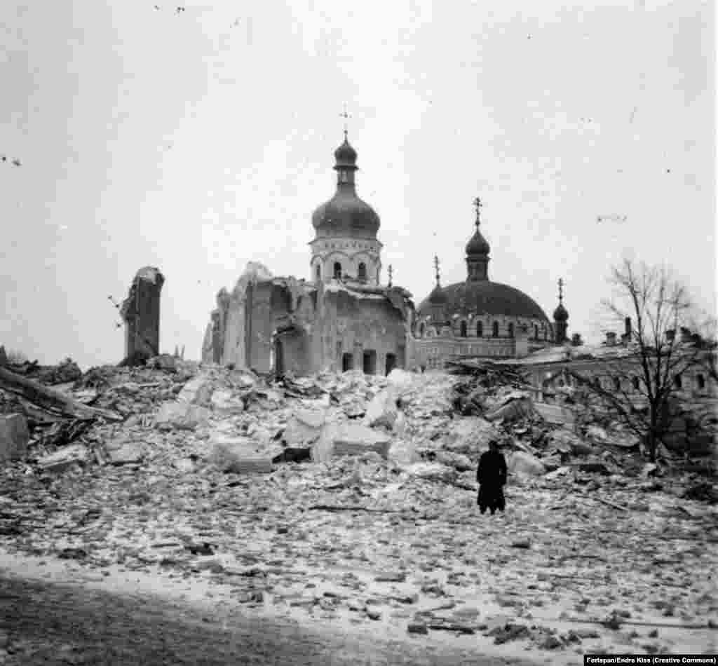 В ноябре 1941 года Успенский собор лавры был разрушен взрывом. В большинстве украинских источников приходят к выводу, что здание разрушила отступавшая Красная армия, тогда как российские источники говорят, что за преступлением стояли вторгшиеся тогда нацистские войска 