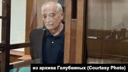 71-годишният професор и изследовател Валери Голубкин, който има над 130 публикувани труда и много руски държавни награди, е осъден на 12 години затвор за държавна измяна - обвинение, което той категорично отрича. 
