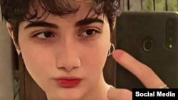 Iranska tinejdžerka Armita Geravand koja je hospitalizovana posle incidenta s hidžabom u metrou u Teheranu.