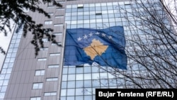 Zastava Kosova postavljena ispred zgrade Vlade Kosova, mart 2023.