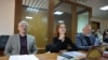 Borac za ljudska prava Oleg Orlov, advokatica katarina Tertuhina i urednik zabranjenog lista Novaja gazeta Dmitrij Muratov u sudnici pre saslušanja, Moskva, 11. oktobar 2023.