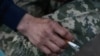Рука українського солдата. Донеччина, 20 квітня 2024 року. Сили оборони України уже більше двоох років дають відсіч одній із напотужніших армій світу: в умовах браку озброєння, відсутності літаків та великій різниці у кількості особового складу. 