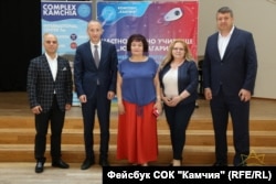 Janka Takeva (u sredini), predsjednica Sindikata bugarskih učitelja, pozira s ministrom obrazovanja tokom vlade GERB-a Krasimirom Valčevim (drugi lijevo) i drugim zvaničnicima.