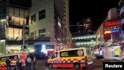 Policajci na mjestu događaja izvan Bondi Junctiona nakon napada u trgovačkom centru u Sydneyu, Australija, 13. aprila 2024. 