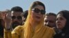 مریم نواز د سپريم کورټ مخې ته احتجاجي ناستې ته د رسېدو پر مهال.