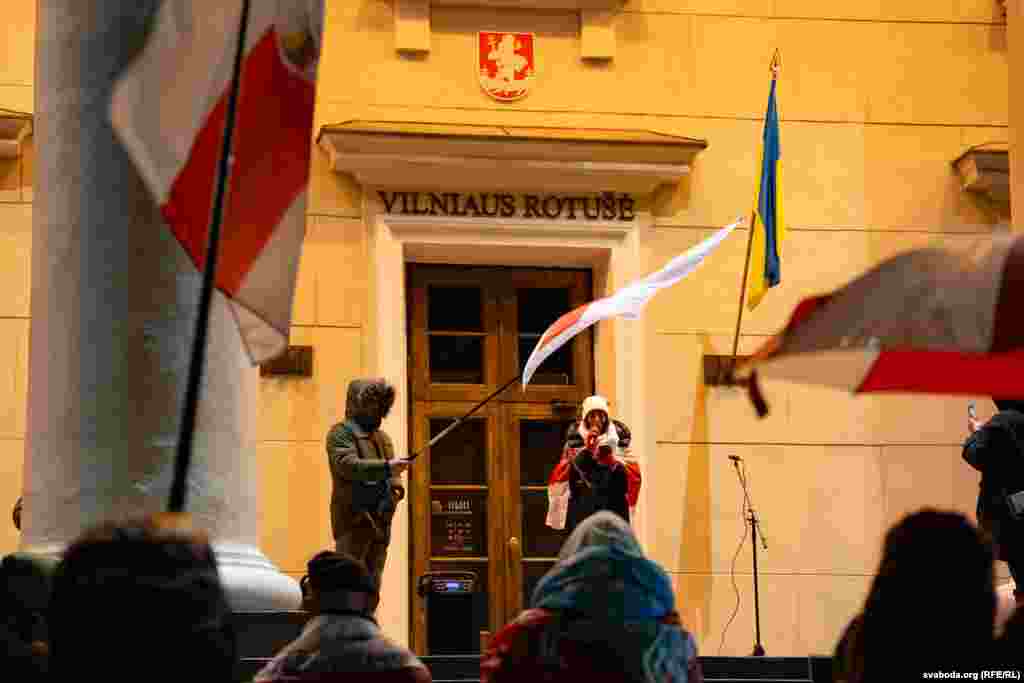 Pjesme pogubljenih pjesnika čitaju se naglas u Viljnusu dok bjeloruski prognanici mašu bijelo-crveno-bijelom zastavom, koja je postala simbol političkih aktivista nakon što je Bjelorusija stekla nezavisnost 1991. godine. Zastava je zamijenjena nakon referenduma 1995., ali su je potom usvojili antivladini demonstranti 2020-21. tokom demonstracija protiv autoritarnog bjeloruskog lidera Aleksandra Lukašenka. Demonstranti koji su istakli zastavu suočili su se s hapšenjem u nasilnoj akciji.
