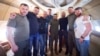 Președintele ucrainean Volodimir Zelenski, șeful cancaleriei prezidențial, ministrul de Interne și 5 comandanți care au apărat Azovstal în avionul cu care s-au întors din Turcia în Ucraina. 