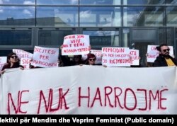 Učesnici protesta 28. februara u Prištini drže natpise "Ne zaboravljamo", "Pravda za Marigonu", "Sigurnost i pravda za žene" i druge.