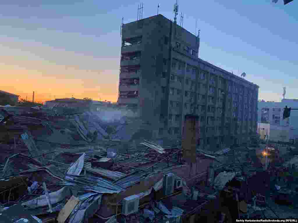Вид на сильно повреждённое здание кафе в Краматорске. Офис генпрокурора Украины уточнил, что Краматорск атаковали двумя ракетами «Искандер»