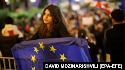 Detalj sa protesta protiv nacrta zakona o 'stranim agentima' u blizini zgrade parlamenta u Tbilisiju, Gruzija, 7. maja 2024. 