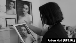 Milihate drži fotografiju svoje ćerke