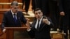 Marcel Ciolacu și George Simion în timpul unor dezbateri din Parlament, decembrie 2023.