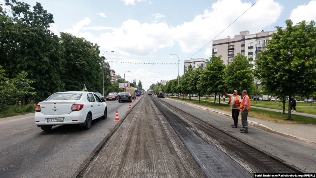 Същата улица в Буча по време на работа по пътя през май 2023 г.