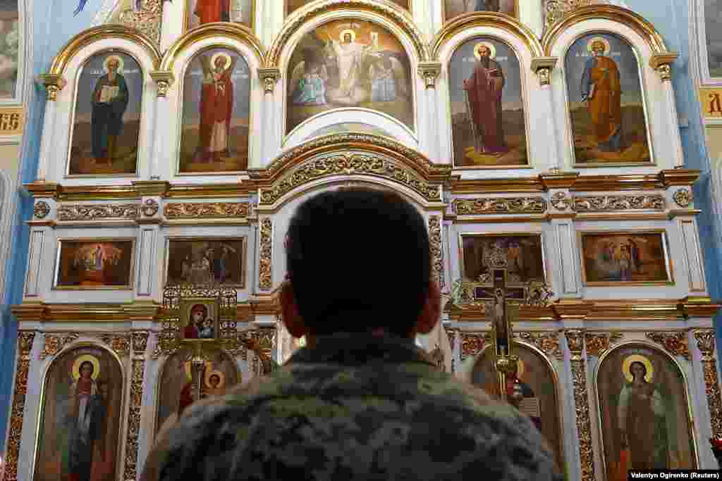 Український військовий у храмі у прифронтовому місті Костянтинівці на Донеччині