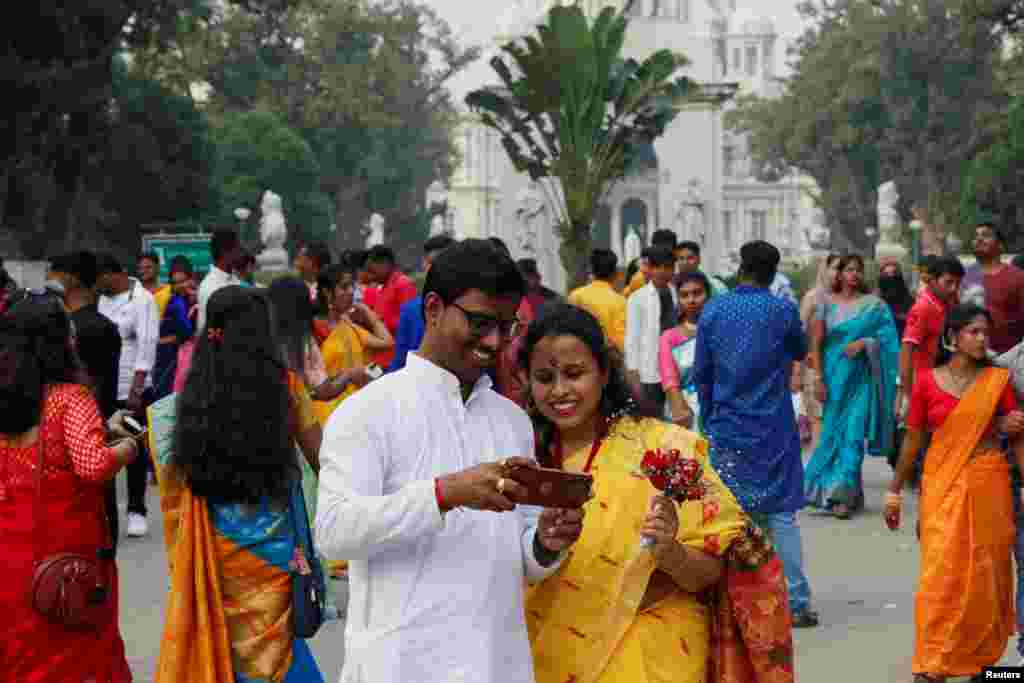 Par odjeven u tradicionalnu bengalsku odjeću ispred Victoria Memorial spomenika u povodu hinduističkog festivala Basant Panchami i Valentinova, u Kolkati, Indija, 14. februar 2024. 