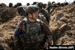 Генерал-полковник Олександр Сирський, на той час відповідальний за оборону української столиці, в окопі на позиції під Києвом, 29 березня 2022 року