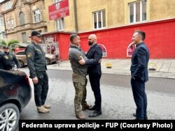 Ramo Isak, ministar unutrašnjih poslova Federacije Bosne i Hercegovine svečano dočekuje Mustafu Selmanovića, komandanta specijalne jedinice Federalne Uprave policije, nakon njegovog puštanja iz dvodnevnog pritvora; Sarajevo 25. april 2024.