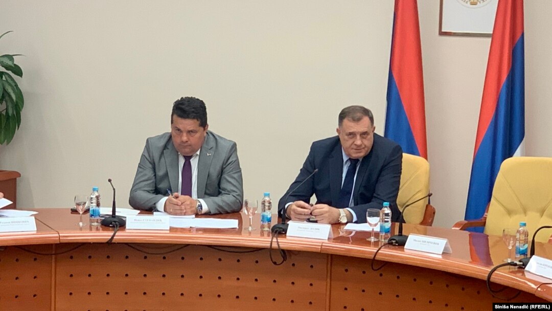 Stevandić (L) i Dodik tokom sastanka u Narodnoj skupštini Republike Srpske, Banja Luka, 24. april 2023.