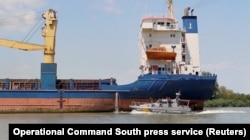 Контейнеровоз заходит в устье Дуная из акватории Чёрного моря в сопровождении катера украинской береговой охраны, июль 2023 года