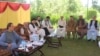 د حکومتي کمېشن غړو د جون پر اتمه نېټه په پاړه چنار کې له ځايي مشرانو سره لیدلي. 