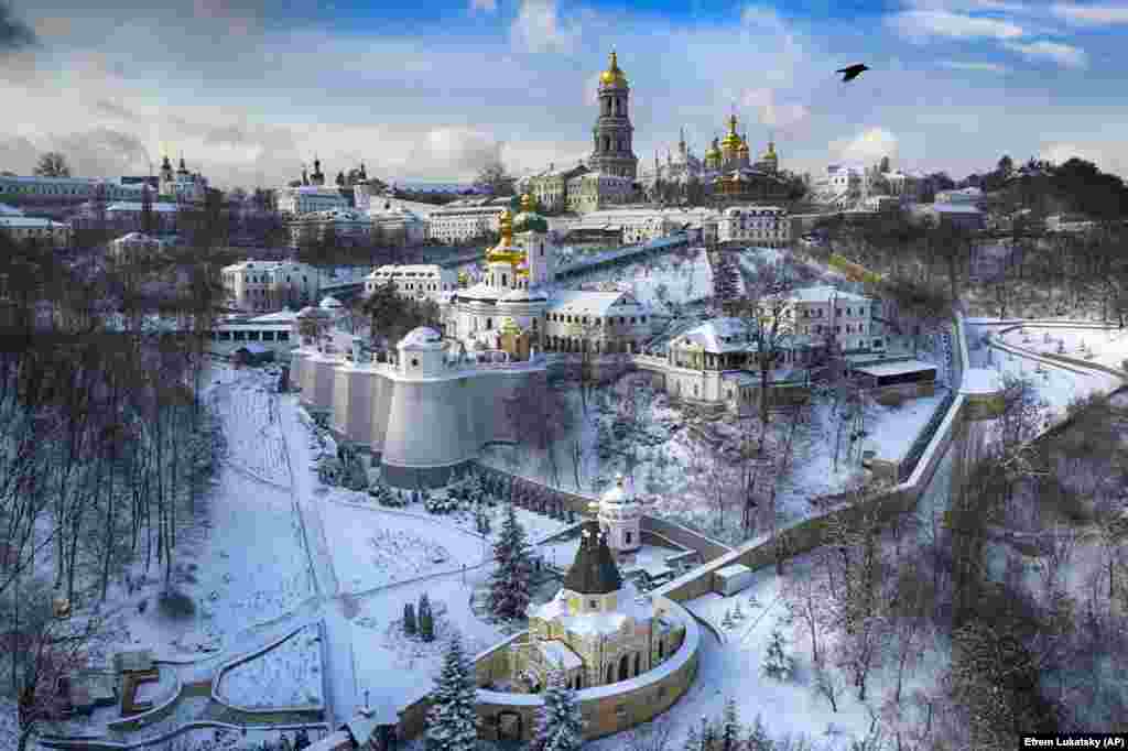 Киево-Печерская лавра — монастырский комплекс, которому почти тысяча лет. Он расположен в центре украинской столицы 