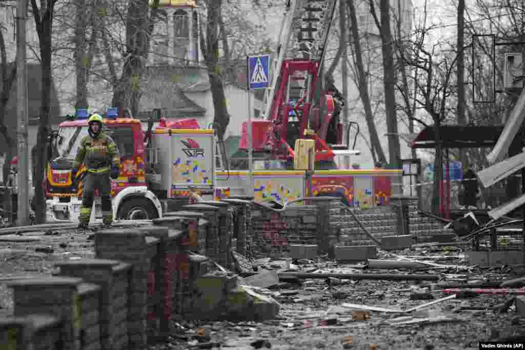 Журналисты AFP сообщили о 10 крупных взрывах. Киевская городская военная администрация сообщила, что «силами и средствами противовоздушной обороны над Киевом и в районе столицы были поражены около трёх десятков вражеских ракет, в том числе и баллистические». Там добавили, что воздушная тревога в столице продолжалась около трёх часов