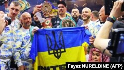 Український боксер Олександр Усик святкує перемогу над британцем Тайсоном Ф'юрі, завоювавши титул абсолютного чемпіона світу в надважкій вазі. Ер-Ріяд, Саудівська Аравія, 19 травня 2024 року