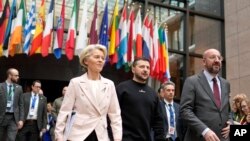 Президентка Єврокомісії Урсула фон дер Ляєн, президент України Володимир Зеленський та президент Європейської ради Шарль Мішель на саміті лідерів Євросоюзу у Брюсселі 9 лютого 2023 року