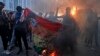 Protestatrii irakieni au atacat și incendiat Ambasada Suediei din Bagdad, capitala Irakului. 