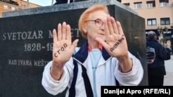 Na dlanovima na ćirilici piše: Stop femicidu, Novi Sad, 16. oktobra 2023.